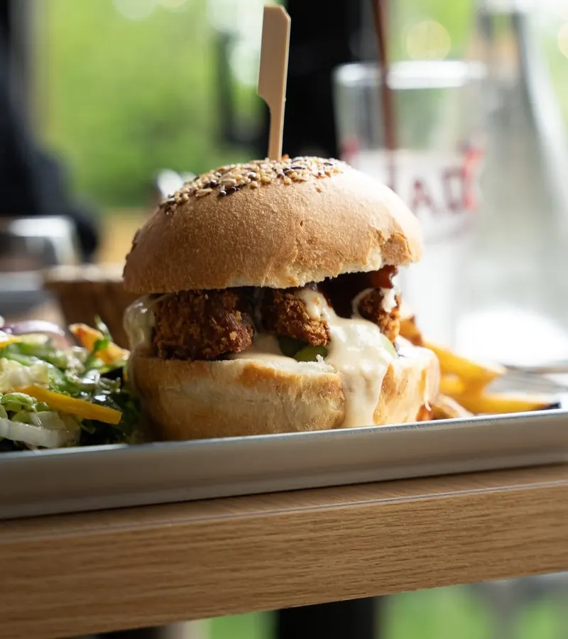 Burger maison et frites servis au restaurant Ô Midi Vin