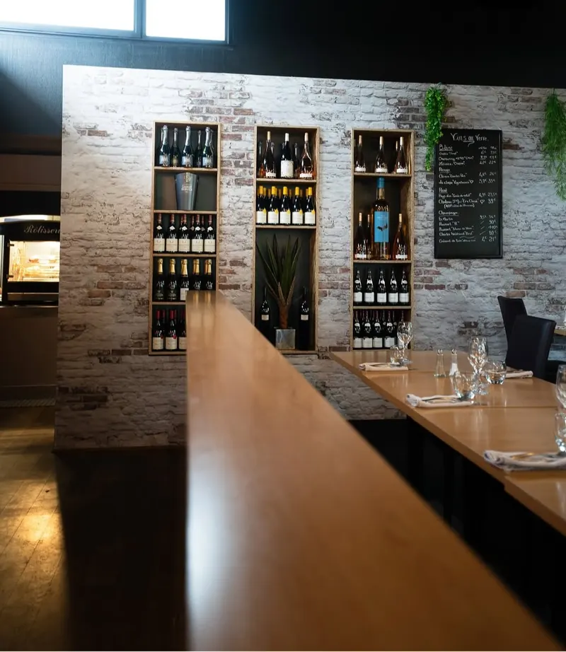 Comptoir en bois et étagères à vin