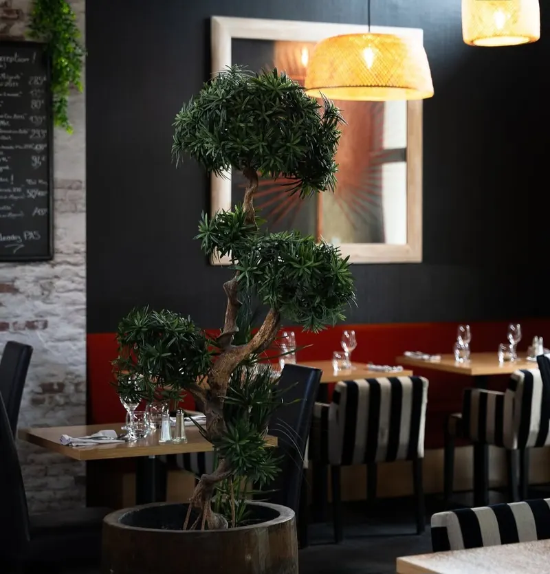Banquette rouge et ardoise